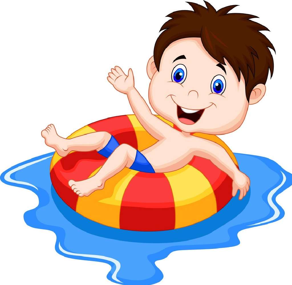 Мальчик плавает на круге